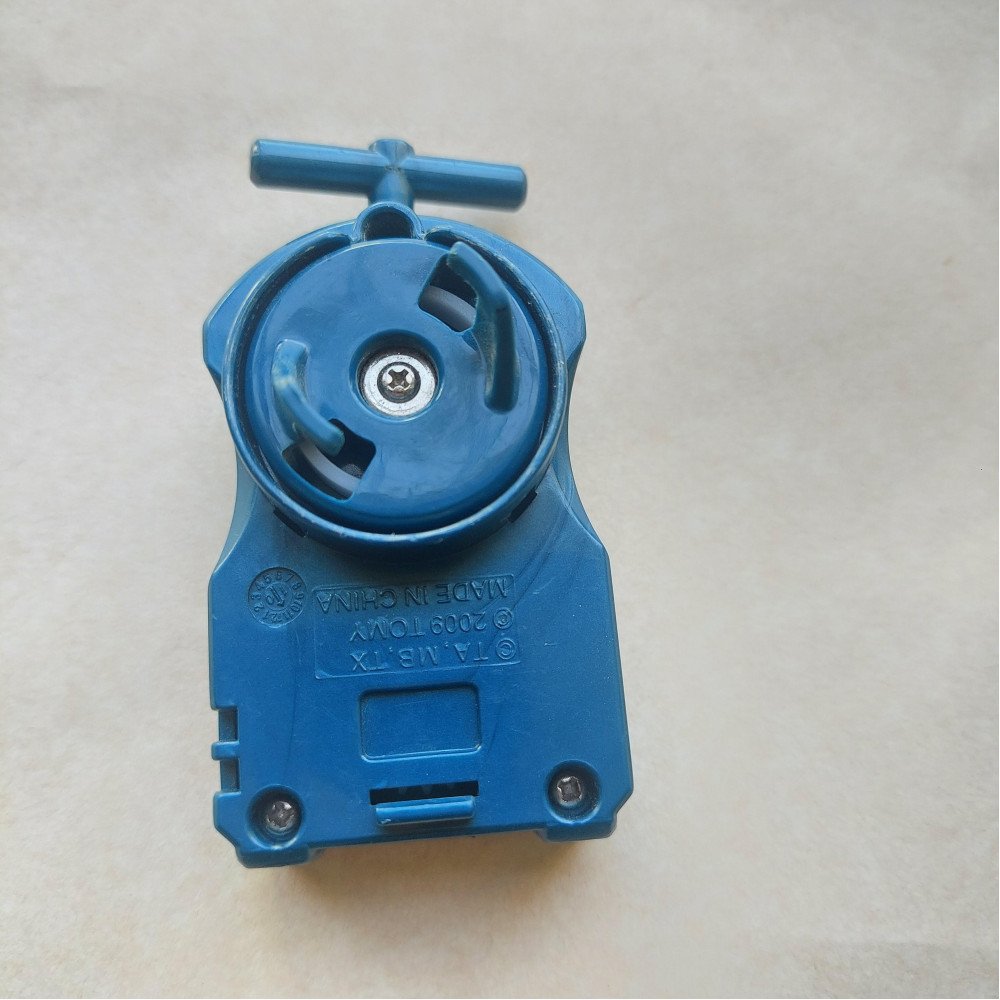 Takaratomy Beyblade Right String Launcher Used